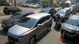 Sejumlah kendaraan terjebak kemacetan di sepanjang jalan Cikini, Jakarta, Rabu (31/7). [Suara.com/Oke Atmaja]