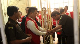 Terdakwa tindak pidana kasus pembunuhan satu keluarga, Haris Simamora (kedua kiri) menjalani sidang di Pengadilan Negeri Bekasi, Bekasi, Jawa Barat, Rabu (31/7). [ANTARA FOTO/Risky Andrianto]