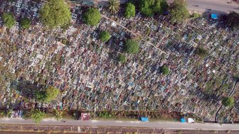 Foto udara Tempat Pemakaman Umum (TPU) Tunggul Hitam, Padang, Sumatera Barat, Rabu (31/7). [ANTARA FOTO/Iggoy el Fitra]