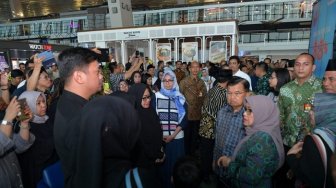 JK Melayat Jenazah Ichsan Yasin Limpo di Bandara Soetta