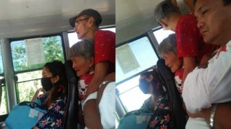 Miris! Para Penumpang Bus Ini Sama Sekali Tak Berniat Beri Kursi ke Lansia