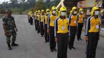 Lima Paskibraka Pelalawan Tumbang saat Berlatih di Tengah Kabut Asap