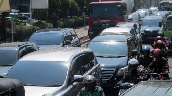 Sejumlah kendaraan terjebak kemacetan di sepanjang jalan Cikini, Jakarta, Rabu (31/7). [Suara.com/Oke Atmaja]