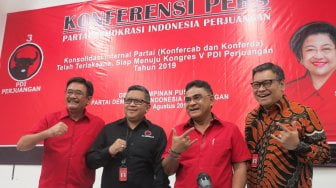 Sekjen PDIP Hasto Kristiyanto (kedua kiri) bersama Ketua DPP PDIP Djarot Saiful Hidayat (kiri), Ketua DPP PDIP Bidang Hukum Andreas Pereira (kedua kanan) dan Wasekjen PDIP Ericko Sotarduga (kanan) saat memberikan keterangan kepada wartawan mengenai Kongres V PDI di DPP PDI Perjuangan, Jakarta, Kamis (1/8). [Suara.com/Oke Atmaja]