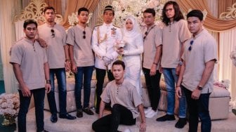 Demi Sahabat, Pria-Pria Ini Rela Pakai Piyama Pink dan Jadi Bridesmaid