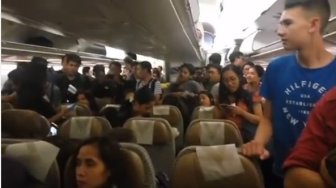 Surprise Lagu 'Indonesia Pusaka' di Pesawat, Aksi Mahasiswa Solo Ini Viral