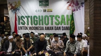 Ketua Umum Pengurus Besar Nahdlatul Ulama (PBNU) Said Aqil Siradj bersama artis Deddy Corbuzier saat menghadiri Istighosah PBNU di Jakarta, Rabu (31/7). [ANTARA FOTO/Dhemas Reviyanto]