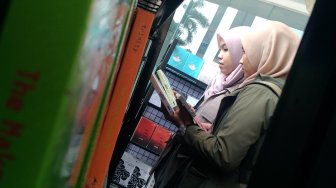 Pengunjung melihat-lihat buku di bazar buku dalam Gramedia Writers & Readers Forum (GWRF) 2019 di Perpusnas RI, Jakarta, Jumat (2/8). [Suara.com/Oke Atmaja]