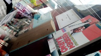 Pengunjung melihat-lihat buku tentang tujuh Presiden Republik Indonesia di Perpusnas RI, Jakarta, Jumat (2/8). [Suara.com/Oke Atmaja]