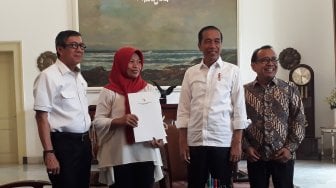 Disaksikan Jokowi, Baiq Nuril Terima Keppres Amnesti di Istana Bogor