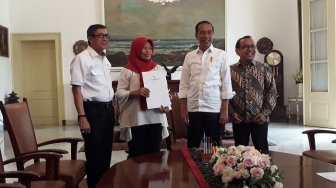 Serahkan Salinan Keppres Amnesti, Jokowi ke Baiq Nuril: Keluarga Sehat?