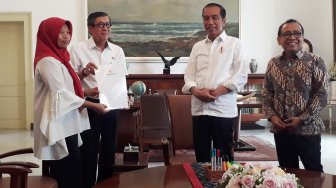 Senyum Bahagia Baiq Nuril Saat Bertemu Presiden Jokowi