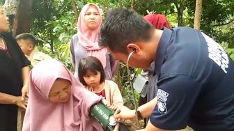 Korban Gempa Banten Sumringah Periksa Kesehatan