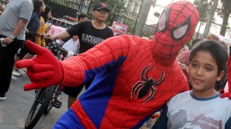 'Spiderman' beraksi di Bundaran HI, Jakarta, Minggu (4/8). [Suara.com/Oke Atmaja]