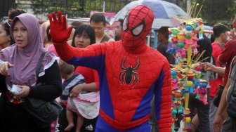 'Spiderman' beraksi di Bundaran HI, Jakarta, Minggu (4/8). [Suara.com/Oke Atmaja]