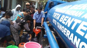 Air untuk MCK Langka Karena Pemadaman PLN, Warga Gondrong Bongkar Pipa PDAM