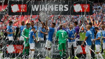 Para pemain Manchester City melakukan berselebrasi merayakan juara trofi Community Shield usai bertanding melawan Liverpool di stadion Wembley, London, Inggris, Minggu (4/8). [Ian Kington/AFP]