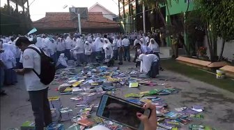 Protes Biaya Buku Mahal, Siswa MAN Bangkalan Lempar Buku Paket ke Lapangan