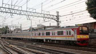 Rangkaian kereta commuter line saat melintas di dekat Stasiun Manggarai, Jakarta, Senin (5/8). [Suara.com/Oke Atmaja]
