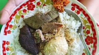 Sejak Tahun 1965, Mendedah Lezatnya Nasi Petis Warung Amboina