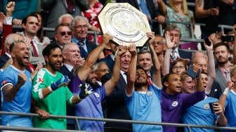 Para pemain Manchester City melakukan berselebrasi merayakan juara trofi Community Shield usai bertanding melawan Liverpool di stadion Wembley, London, Inggris, Minggu (4/8). [Ian Kington/AFP]