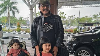 Sujiwo Tejo Pose Bareng Kirana dan Rumaysa, Captionnya Dibilang Filosofis