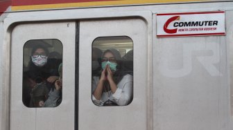 Rangkaian kereta commuter line saat melintas di dekat Stasiun Manggarai, Jakarta, Senin (5/8). [Suara.com/Oke Atmaja]
