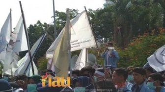 Geruduk Kantor Gubernur, Mahasiswa Tuntut Seret Perusahaan Pembakar Lahan