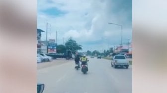 Viral Polisi Tendang Pemotor Tanpa Helm Hingga Jatuh, Warganet: Kalau di Indonesia Polisinya Dicibir