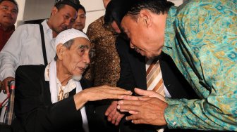 Ketua Majelis Syariah PPP KH Maimun Zubair (kiri) menyapa simpatisan PPP saat tiba dibandara Soekarno Hatta, Tangerang, Kamis (16/10). [ANTARA FOTO/ARSIP/Deni Santosa]