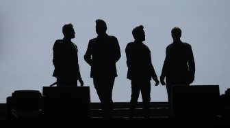 Personil boyband Westlife saat menghibur para penggemarnya di ICE BSD, Tangerang, Banten, Selasa (6/8). [Suara.com/Arya Manggala] 