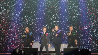 Personil boyband Westlife saat menghibur para penggemarnya di ICE BSD, Tangerang, Banten, Selasa (6/8). [Suara.com/Arya Manggala] 