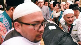 Tangisan Iringi Jenazah Mbah Maimun