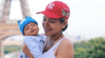 Anak Bungsu Nikita Mirzani Susah Tidur dan Rewel, Manajer: di Depan Mereka Kita Harus Happy