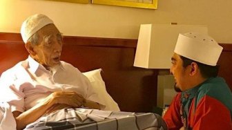 Ini Alasan Keluarga Memakamkan Mbah Moen di Mekkah