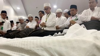 Umat muslim melakukan sholat jenazah di depan jenazah KH Maimun Zubair (Mbah Moen) saat disemayamkan di Kantor Urusan Haji Daker Syisyah, Mekkah, Selasa (6/8). [ANTARA/Hanni Sofia]

