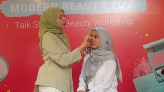 Intip Tutorial Pakai Double Cushion Bikin Makeup Natural ala Vivi Thalib