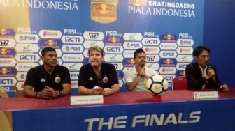 Beri Selamat pada PSM, Pelatih Persija Sayangkan Kartu Merah Sandi Sute