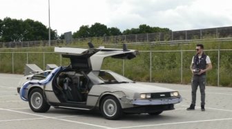 Futuristis, Mobil Back to The Future Ini Bisa Dikemudikan Pakai Remot