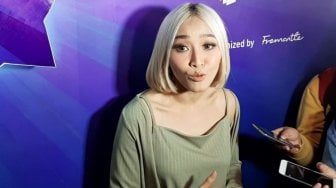 Gaya Baru Rinni Wulandari, Rambutnya Jadi Pirang