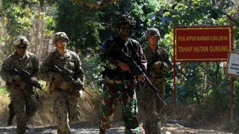 Prajurit Korps Marinir TNI AL bersama Marinir Amerika Serikat United States Marine Corps (USMC) berlatih penghancuran objek vital pada giat Latihan Bersama (Latma) Cooperation Afloat Readiness and Training (CARAT) 2019 di Hutan Selogiri, Banyuwangi, Jawa Timur, Senin (5/8).[ANTARA FOTO/Budi Candra Setya]