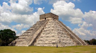 Viral! Turis Ini Nekat Panjat Situs Suku Maya, Publik: Turunnya Gimana?