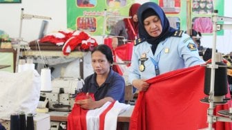 Jelang HUT RI Ke-74, Napi Lapas Wanita Malang Jahit Merah Putih 120 Meter