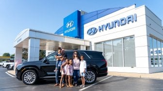 Adopsi 4 Anak, Keluarga Ini Dapat Mobil Gratis dari Hyundai