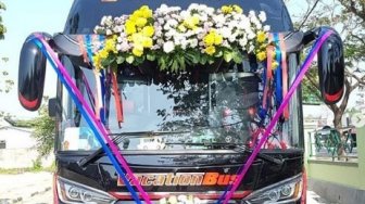 Bukan Mobil Mewah, Mempelai di Cirebon Pakai Bus Pariwisata Saat Resepsi