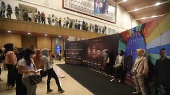 Para penggemar boyband Westlife di ICE BSD, Tangerang, Banten, Selasa (6/8). [Suara.com/Arya Manggala] 