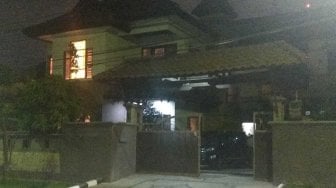 Geledah Rumah Kadishub Jatim, KPK Bawa 1 Koper dan 1 Kardus Isi Berkas