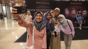 Para penggemar boyband Westlife di ICE BSD, Tangerang, Banten, Selasa (6/8). [Suara.com/Arya Manggala] 