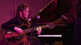 Teknik Fingerstyle Bikin Kagum, Josphine Alexandra Rupanya Jago Main Piano
