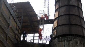 Petugas Dinas Lingkungan Hidup DKI Jakarta melakukan inspeksi terhadap pabrik yang memiliki cerobong asap di kawasan Pulogadung, Jakarta Timur, Kamis (8/8). [Suara.com/Arya Manggala]